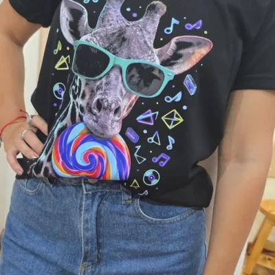 remera negra jirafa cool semitono mujer