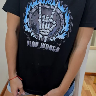 remera negra dead world semitono mujer